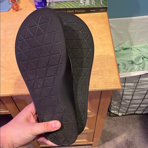 ©️Lightfeet Black Flip Flops - Picture 2 of 2